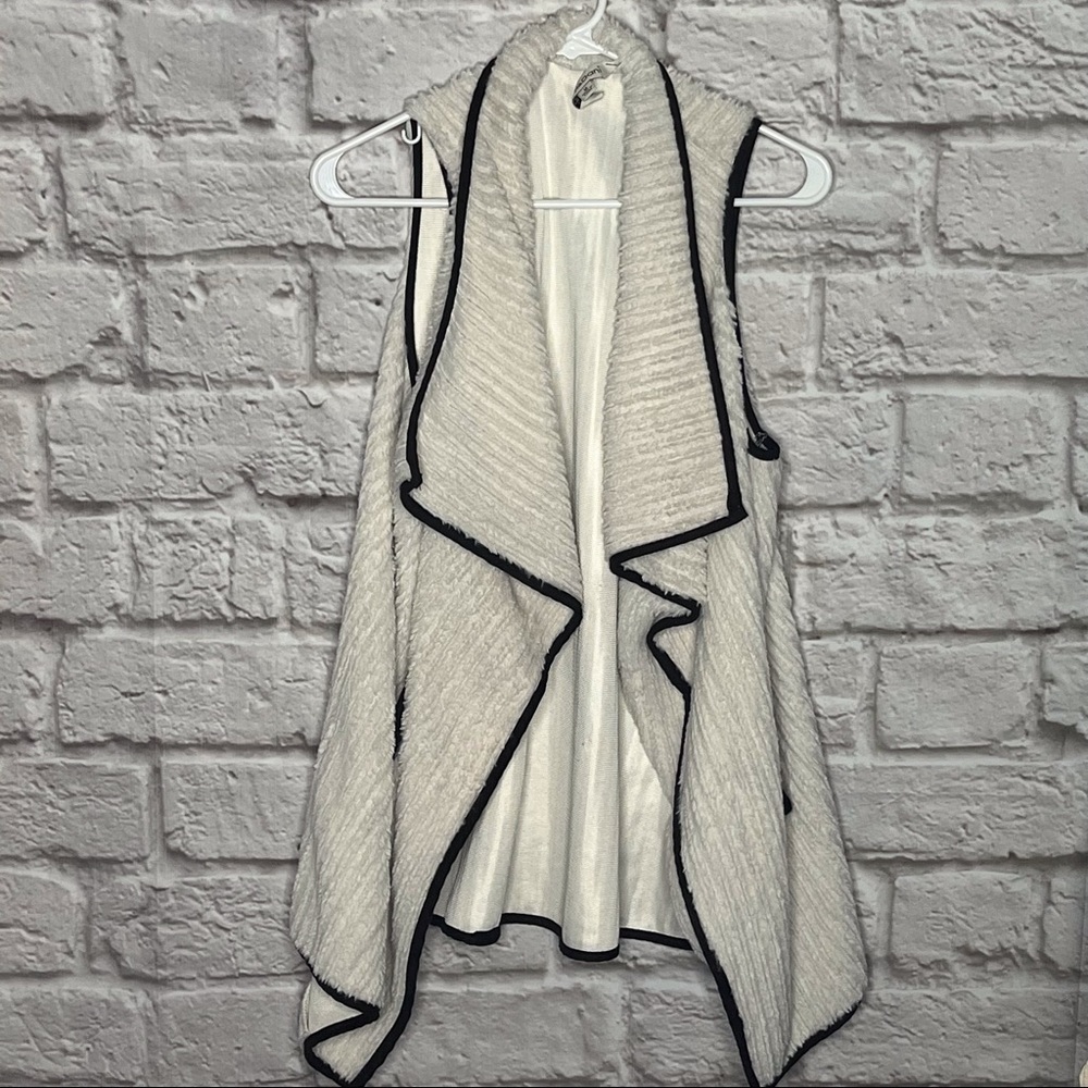Davi & Dani Vest Off White/ Beige‎ Size Medium